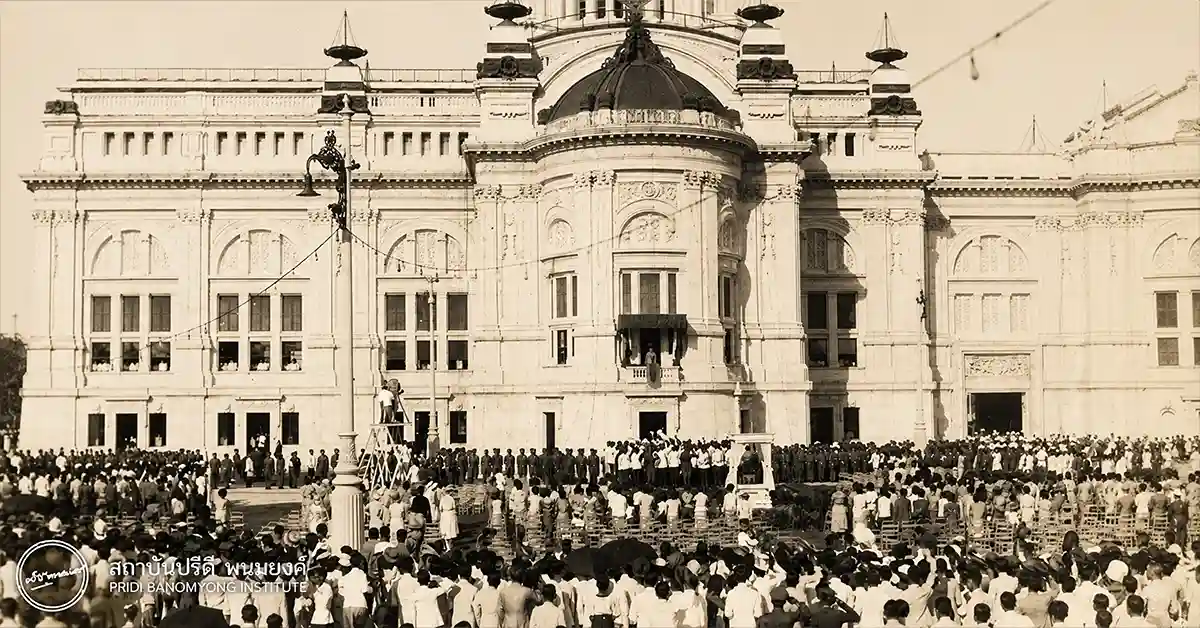 พานรัฐธรรมนูญ เมื่อประชาธิปไตยก้าวเข้าไปในวัด และช่างฝีมือทำให้รัฐธรรมนูญกลายเป็นของศักดิ์สิทธิ์ 55 พานรัฐธรรมนูญ1