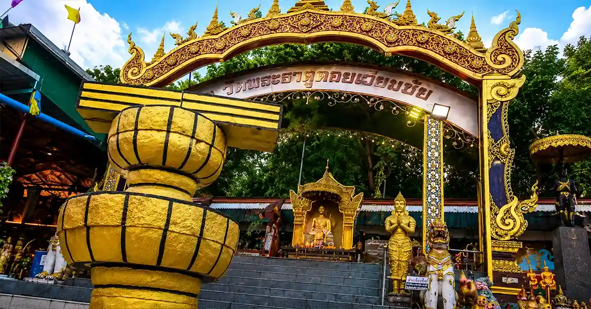 พานรัฐธรรมนูญ เมื่อประชาธิปไตยก้าวเข้าไปในวัด และช่างฝีมือทำให้รัฐธรรมนูญกลายเป็นของศักดิ์สิทธิ์ 60 พานรัฐธรรมนูญ2